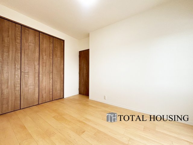 【洋室】 | 南郷シティハウスⅡ | 洋室　約6.7帖　充分な広さと収納機能を備えた部屋はお子様の自発性と成長を促します。お子様の成長を支える、勉強や好きなことに没頭する学びの空間にどうぞ。