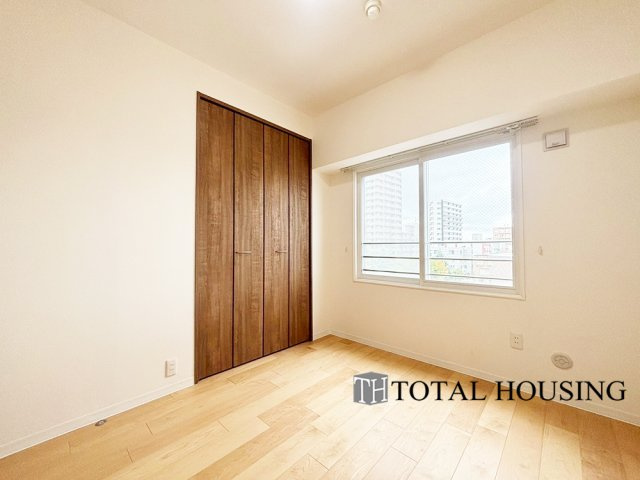 【洋室】 | 南郷シティハウスⅡ | 洋室　約5.0帖　木目のフローリングが暖かみのある室内に。明るい寝室で心地のいい朝を迎えられそう。