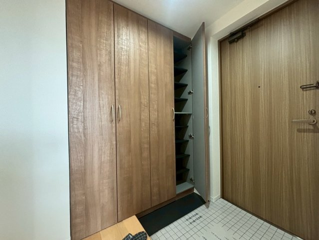 【玄関】 | 南郷シティハウスⅡ | 住まう人も来客も入った時にワクワクさせてくれるオシャレな玄関♪
収納もたっぷりあるので、靴がたくさんあっても安心！
気持ちの良い朝は、毎日ここからスタートしていきます♪