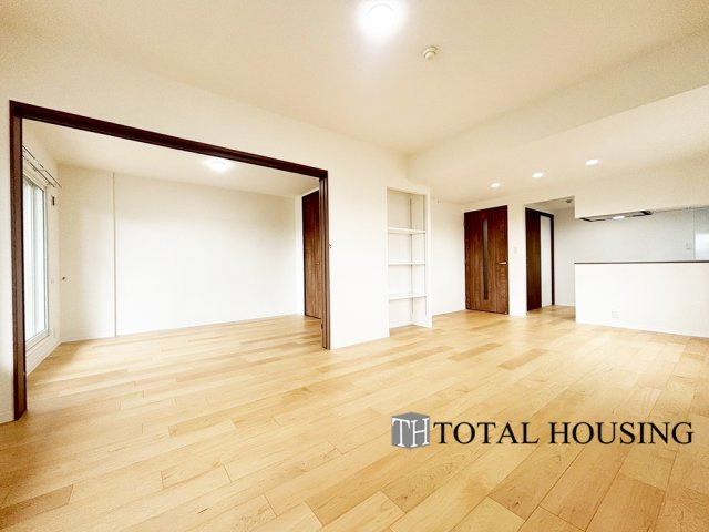 【居間・リビング】 | 南郷シティハウスⅡ | このお部屋自慢の隣り洋室を含めた大空間リビングです♪普段は扉を閉めて別空間として活用し、お友達を呼んでのホームパーティーなどの時には、開けて広々使う等、使い勝手がとても良いです♪