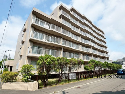 【外観】 | 南郷シティハウスⅡ | 外壁が周囲の街並みと青空に生えるお洒落な仕上がり！周囲には高い建物のないエリア。青い空が大きく感じますね。