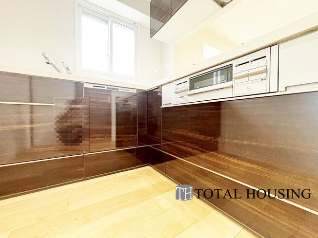 【キッチン】 | 南郷シティハウスⅡ | 収納は重い物を入れた時でもスムーズな引き心地を実現。閉じる際に引出を強く押しても途中でスピードが落ちて静かに閉まる機能付きで安心・便利ですよ♪