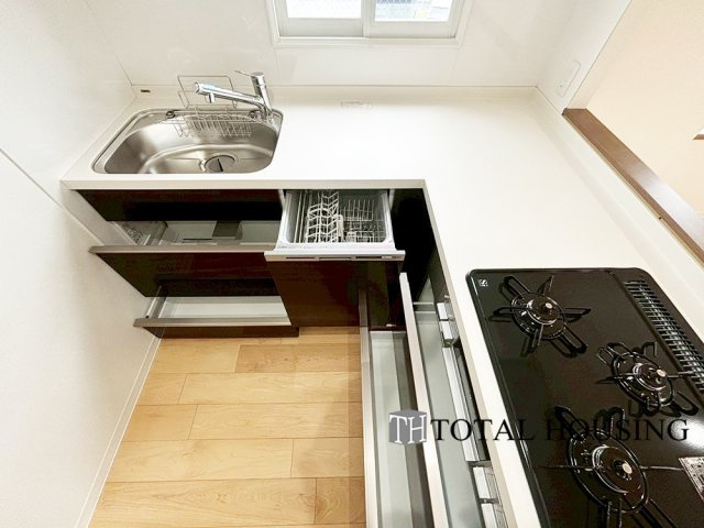 【キッチン】 | 南郷シティハウスⅡ | 食器洗乾燥機付きで家族の食器もピカピカ。後片付けもラクラクこなせて、日々の生活には欠かせない便利設備。環境にもママの手にも優しいのがうれしいですね。