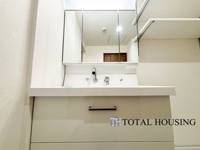 【独立洗面台】 | 南郷シティハウスⅡ | 一日の始まりの朝、歯磨きをしたりメイクや髪をセットしたり・・・使いやすさが考えられた3面鏡です♪シャワー付水栓で洗面台でのシャンプーや毎日の掃除に大変便利ですね♪