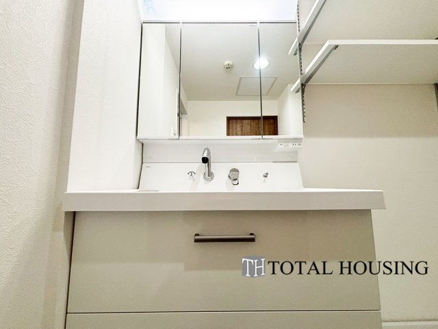 【独立洗面台】 | 南郷シティハウスⅡ | 一日の始まりの朝、歯磨きをしたりメイクや髪をセットしたり・・・使いやすさが考えられた3面鏡です♪シャワー付水栓で洗面台でのシャンプーや毎日の掃除に大変便利ですね♪