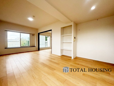 【居間・リビング】 | 南郷シティハウスⅡ | ☆☆大空間リビングは家族のオアシスへ☆☆毎日家族が笑顔で生活する空間であるリビング。
広さと明るさには拘ってほしい空間です。お子様の成長に合わせて家具の配置なども広いからこそ可能です。