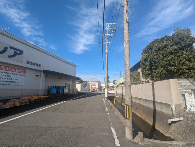 売中古戸建　富士市岩淵の前面道路含む現地写真|近くにスーパー・ドラッグストア・コンビニがあります。生活利便性の高い土地になっています。