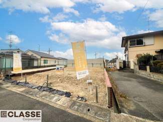 【完成予想図】 | 城陽市寺田深谷2区画B号地　売土地　建築条件付き | 標準仕様（アトリエスタイルハウス仕様）で断熱材は気密性、断熱性能も高い、吹付断熱を採用。屋根断熱を実現していますので、お家全体が冬はあったかく、夏は涼しいお家づくりが可能です。