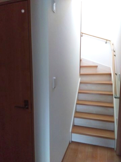 売中古戸建　富士市松岡の内装|安全に配慮したかね折れ階段です。階段には手摺があり安心です。