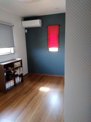 売中古戸建　富士市松岡の洋室|窓が多く明るい室内となっています。デスクやチェアを配置して趣味や在宅ワーク用の部屋におすすめです。