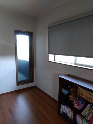 売中古戸建　富士市松岡の洋室|窓が多く心地の良い空間となっています。寝室や子供部屋におすすめの洋室になっています。