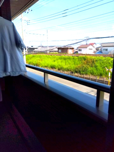 売中古戸建　富士市松岡のバルコニー|南向きのバルコニーがあるので陽当たりが良好です。お洗濯がよく乾きそうですね。