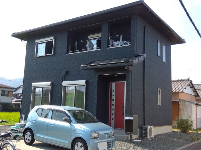 売中古戸建　富士市松岡の外観|お車は5台駐車可能です。広々としているので楽々駐車出来ます。