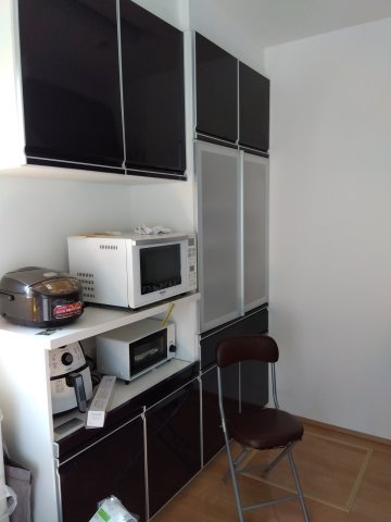 売中古戸建　富士市松岡のキッチン|背面に備え付けのカップボードがあります。食器をしまっておけるのでスッキリした印象になります。