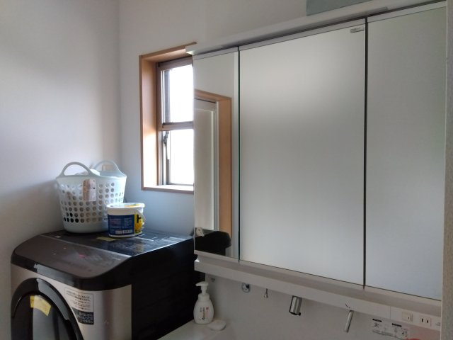 売中古戸建　富士市松岡の独立洗面台|独立洗面台があるので収納スペースも多くあります。身支度に便利な三面鏡です
