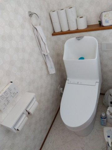 売中古戸建　富士市松岡のトイレ|背面に棚があるのでトイレットペーパーの予備や芳香剤が置けます。シンプルで使い勝手のよいトイレです。