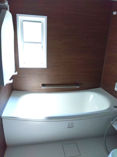 売中古戸建　富士市松岡の浴室|窓があるので明るい室内です。備え付けの台があるのでシャンプーを置いたり出来て便利です。