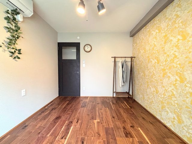 シャンボール戸塚の洋室|◆室内はいつも明るい印象なので気持ちの良い朝を迎えられます。各部屋にはクローゼットを完備しており、収納が多いお家はすっきりして快適空間です。