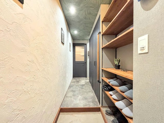 シャンボール戸塚の玄関|◆広々した玄関には収納クローゼットが2つとシューズ収納があります。お出かけ前の身だしなみチェックができるよう姿鏡も設置。