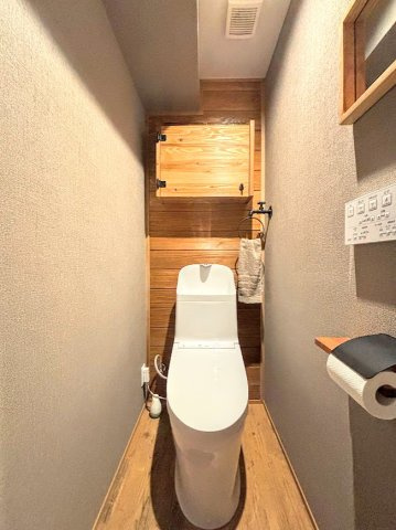 シャンボール戸塚のトイレ|◆木の温もりを感じる落ち着いた空間。収納棚も設置してより広く快適にご利用いただける工夫をしました。