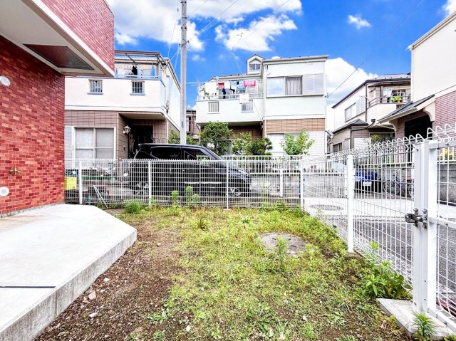 シャンボール戸塚の庭|◆リビングに面したお庭スペースから気持ちの良い光と風が入り込みます。