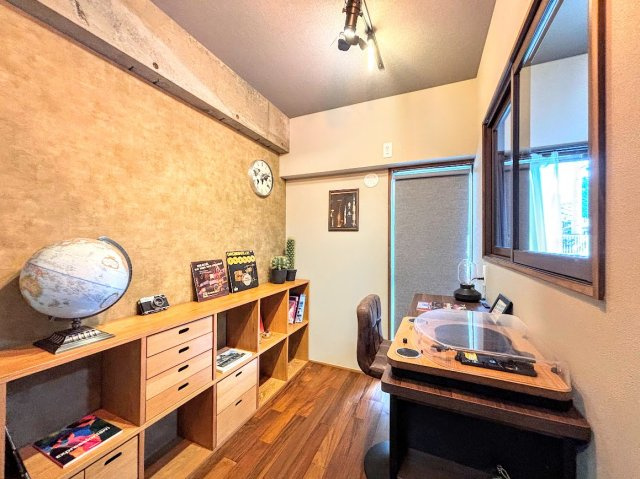シャンボール戸塚の洋室|◆子どものスタディ空間として、あるいは書斎やホビールームとして生活スタイルに合わせて使えるプライベートルーム。居心地のいい落ち着いたインテリアが似合います。