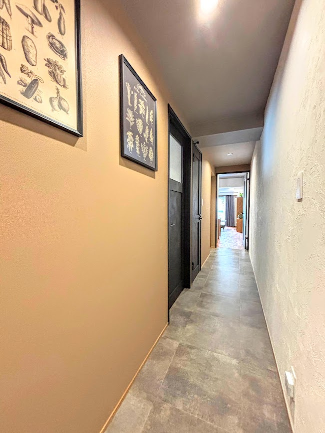 シャンボール戸塚の内装|◆上品で清潔感がある廊下は住人やゲストを迎え入れ、そして送り出す場にふさわしい上質な空間です。プライベート感が高まるシックな装いの廊下。