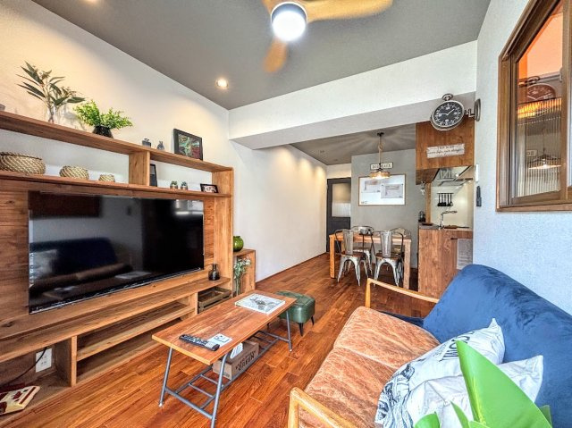 シャンボール戸塚の居間・リビング|◆キッチンからダイニングやリビングが見渡せるキッチン。料理をしながら家族とコミュニケーションをとれるだけでなく、大きな開放感も得られることができます。