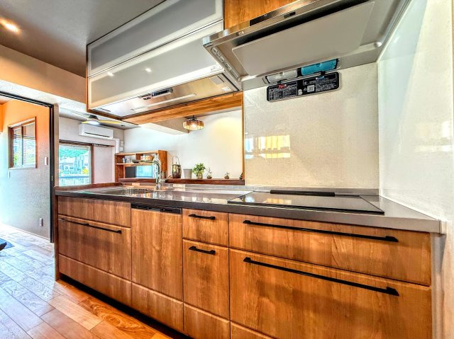 シャンボール戸塚のキッチン|◆キッチンからダイニングやリビングが見渡せるキッチン。料理をしながら家族とコミュニケーションをとれるだけでなく、大きな開放感も得られることができます。