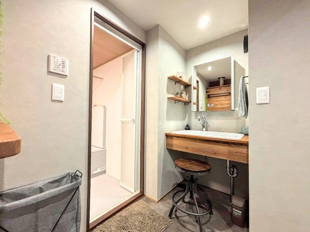 シャンボール戸塚の独立洗面台|◆毎日使う場所だから、機能的で使いやすさに配慮したパウダールーム。すっきりと使えるように収納も豊富にご用意しています。