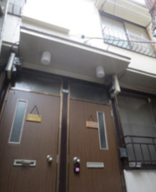 中野区本町１丁目のアパートのエントランス