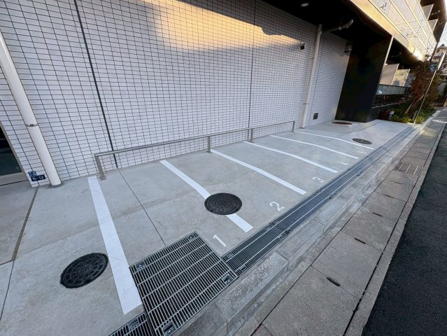 Alivis本八幡の駐車場