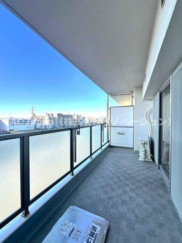 サングランデ桜橋のバルコニー|やわらかな風がそっと頬をなで、空の広がりが日常を包み込む12.6㎡広々バルコニー。朝の光に目を細めたり、夕暮れの空にひと息ついたり──心がほどけるひとときが、ここにはあります。