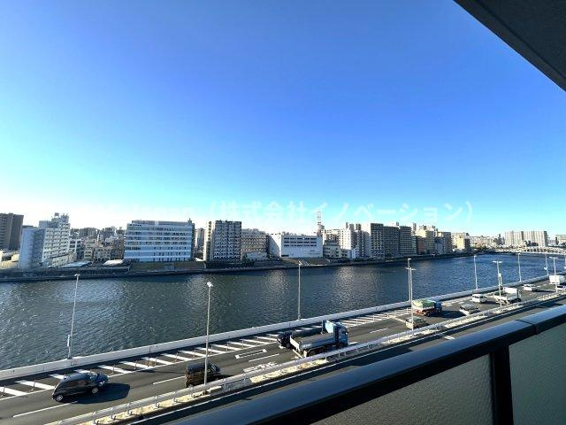 サングランデ桜橋の展望|窓越しに隅田川を望む開放的な眺望が広がり、暮らしのリズムに優しく寄り添います。空の移ろい、そよぐ風、遠くの街灯りが日常に静かな豊かさと安らぎをもたらしてくれます。