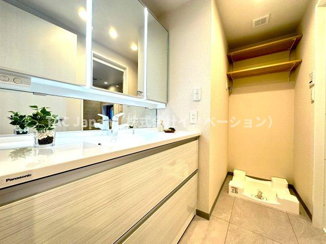 サングランデ桜橋の独立洗面台|明るい洗面スペースは、使いやすさを徹底的に追求した設計です。忙しい朝も快適に自然と笑顔がこぼれる心地よいひとときを叶えます。毎日の身支度がスムーズに整う、家族みんなに優しい空間です。