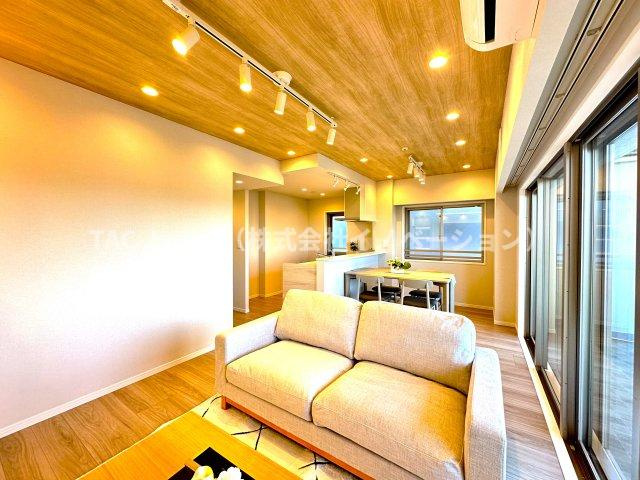 サングランデ桜橋の居間・リビング|空間の広がりと柔らかな採光に包まれたリビングダイニング。毎日の暮らしに“ちょっと特別”を感じさせてくれる、住まいの中心となる空間です。