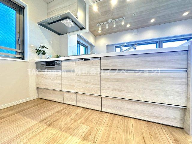 サングランデ桜橋のキッチン|広々としたカウンターキッチンは、開放感にあふれリビングとつながる一体感が魅力です。家族との時間を大切にしながら、自然と笑顔と会話が広がる温かい空間を演出します。