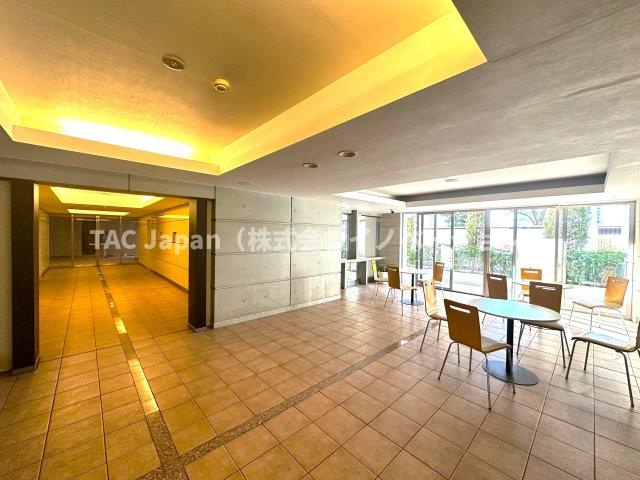 サングランデ桜橋のロビー|訪れる人の足取りを自然とやわらげる、美しく整えられたロビー。洗練されたデザインと落ち着きが調和し、この空間が上質な暮らしの期待感を静かに高めてくれます。