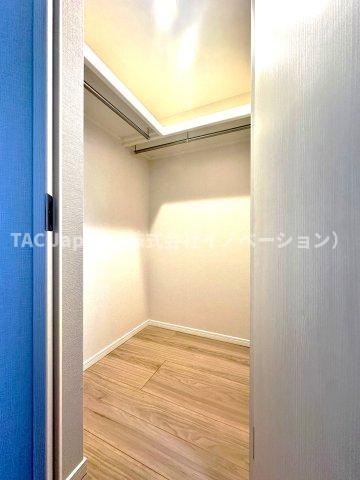 サングランデ桜橋の収納|収納力抜群のウオークインクローゼットが、お部屋をいつもすっきりと整えてくれます。見た目も美しく、生活感を上手に隠しながら、快適で居心地の良い空間を実現。日々の暮らしをもっと豊かに彩ります。