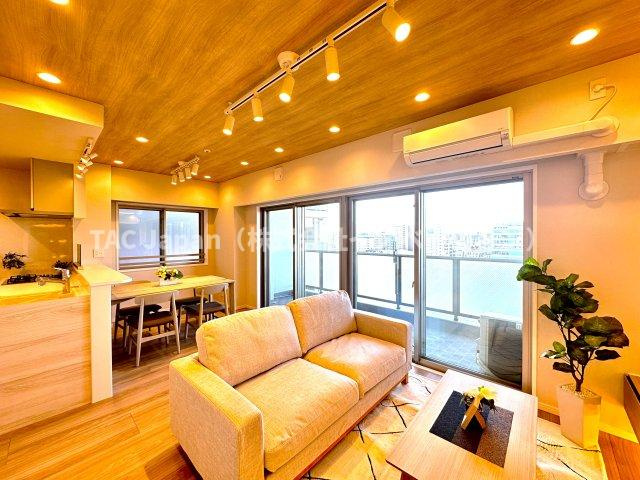 サングランデ桜橋の居間・リビング|窓から差し込む柔らかな陽光が空間を優しく満たし、リビングダイニングに自然な広がりを生み出します。ここで過ごす時間が、何気ない日常を“ちょっと特別”に変えてくれる──そんな温もりあふれる住まいの中心です