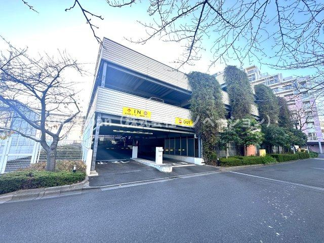 サングランデ桜橋の周辺|整然と配置された駐車場は、使いやすさと安全性を兼ね備えた設計。毎日の通勤やお出かけをサポートし、快適な暮らしの一部となります。