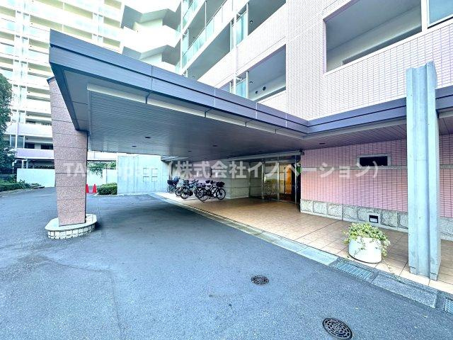 サングランデ桜橋|落ち着いた上質感あふれるエントランスが、家族の帰宅を温かく包み込みます。毎日の生活に安心感と特別な安らぎをもたらし、住まう方の心にゆとりと豊かさをもたらします。