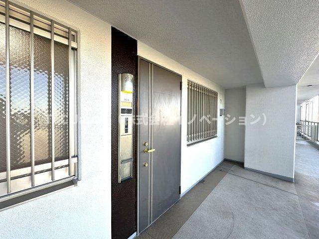 サングランデ桜橋のエントランス|上質感漂うエントランスが、家族の帰宅をやさしく迎え、日常をちょっと特別に彩ります。