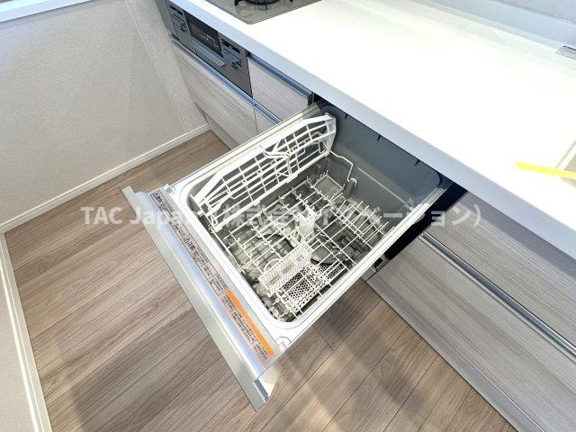 サングランデ桜橋のキッチン|面倒な後片付けは食洗機におまかせ。空いた時間には、ソファでテレビを観ながらゆったりひと息。家事の負担を減らして、毎日に小さな余裕と心地よさをもたらします。