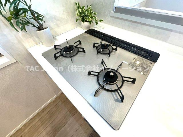 サングランデ桜橋のキッチン|3口ガスコンロで、同時調理もスムーズに。忙しい毎日にうれしい機能です。ガラストップコンロはスタイリッシュなデザインで、掃除が簡単、汚れがつきにくいなどのメリットがあります。