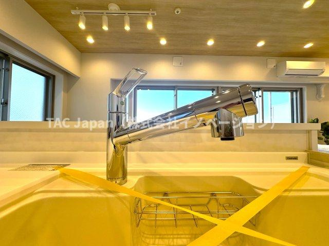 サングランデ桜橋のキッチン|浄水機能付きの水栓は、安心でおいしい水がすぐ使える便利な設備。ハンドシャワーで使い勝手もよく、毎日の家事が快適になります。使い勝手と衛生面を両立した設計が、毎日の家事に小さな心地よさと楽しさをプラス。