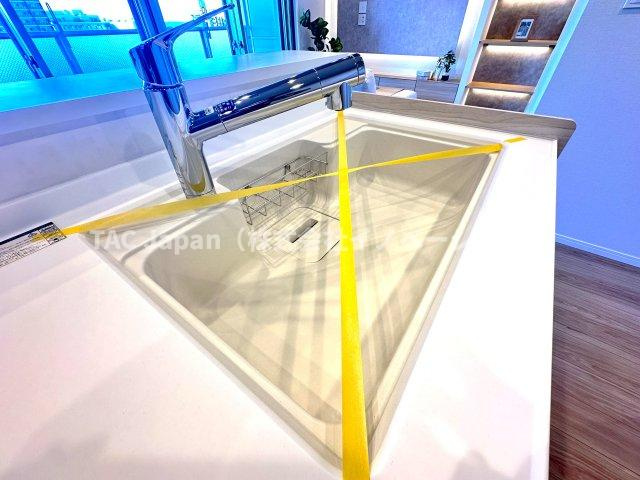 サングランデ桜橋のキッチン|人工大理石のシンクは天板とシンクが同じ素材の為、つなぎ目がなく汚れにくい造りになっております。の