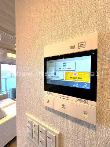 サングランデ桜橋の防犯設備|リビングから来訪者の姿をしっかり確認できるモニター付きインターホンは、防犯性はもちろん、急な来客にも安心して対応できる心強い設備。ご家族の安全と安心な暮らしをそっと支えてくれます。