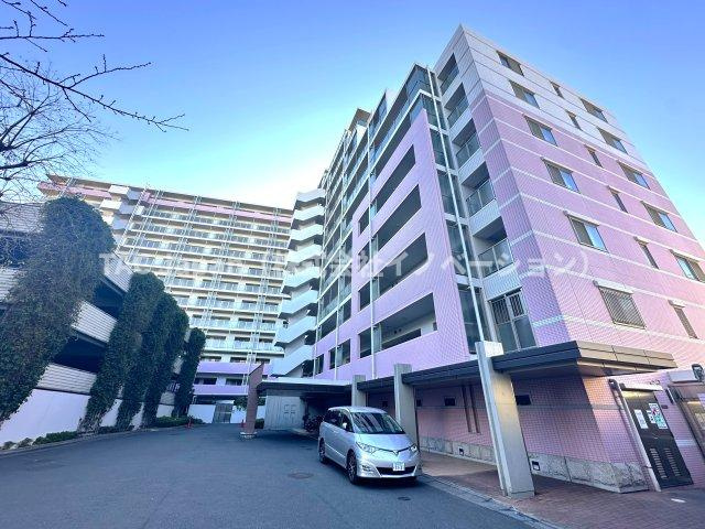 サングランデ桜橋の外観|控えめながらも洗練されたフォルムが、街並みに自然と溶け込みます。ほどよい高さと落ち着きのある佇まいが、住まう人に安心感と静かな誇りをもたらします。