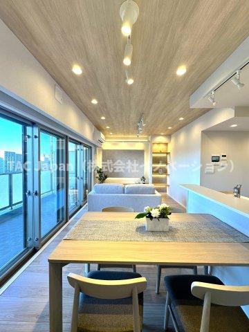 サングランデ桜橋の居間・リビング|落ち着いた品格ある内装と広々としたゆとりの空間が融合したスタイリッシュなリビングは、家族の安らぎの場となり、食事や団らんの時間を一層豊かに彩ります。